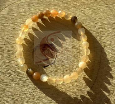 Mondstein Armband – facettierten 6mm Kugeln, elastisch (19cm)